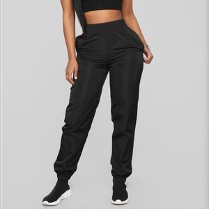 Women’s Windbreaker Jogger - Black size L